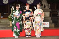 新成人の山口乃々華、須田アンナ、坂東希。