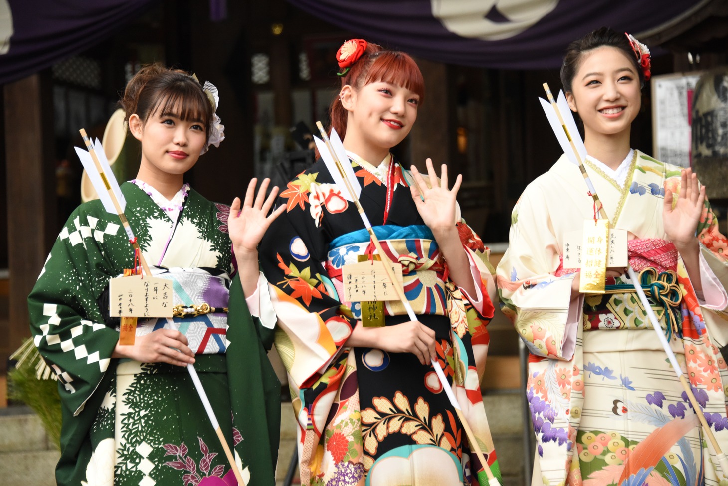 新成人の山口乃々華、須田アンナ、坂東希。