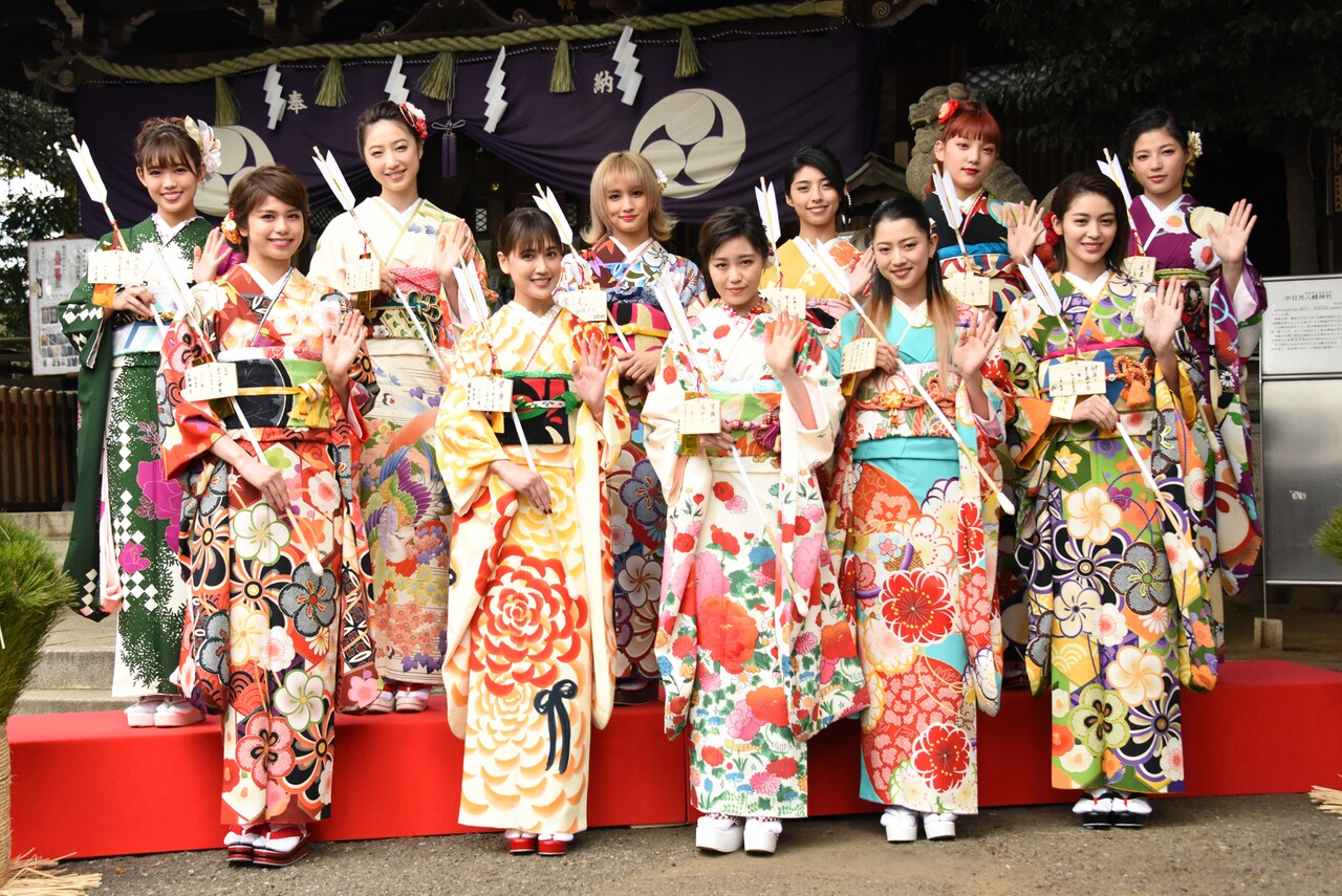 晴れ着姿のE-girls。