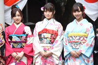 左から星野みなみ、山崎怜奈、佐藤楓。