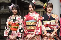 左から川後陽菜、相楽伊織、樋口日奈。