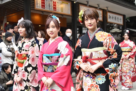 左から川後陽菜、星野みなみ、樋口日奈。