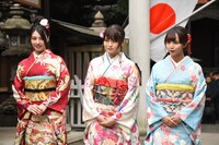 左から相楽伊織、山崎怜奈、佐藤楓。
