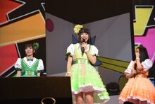 くっつきブンブンの安本彩花、廣田あいか、柏木ひなた（左から）。