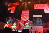 ステージを馳け回るくっつきブンブン。