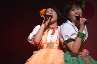 身を寄せ合い歌う柏木ひなた（左）と安本彩花（右）。