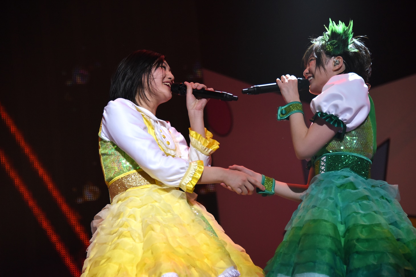 手をつなぐ小林歌穂（左）と安本彩花（右）の師弟コンビ。