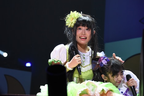 廣田あいか（左）に抱きかかえられる真山りか（右）。