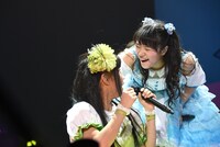 「サドンデス」で廣田あいか（左）を励ます中山莉子（右）。