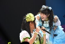 「サドンデス」で廣田あいか（左）を励ます中山莉子（右）。