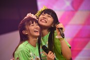 抱き合う星名美怜（左）と廣田あいか（右）。