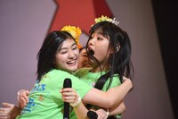 廣田あいか（右）に抱き付く小林歌穂（左）。