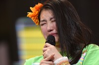 最後の挨拶をしようとするも涙で話せなくなる柏木ひなた。