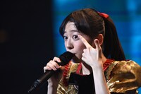 眉まで茶色に染めたことをアピールする真山りか。