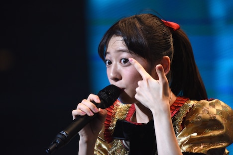 眉まで茶色に染めたことをアピールする真山りか。