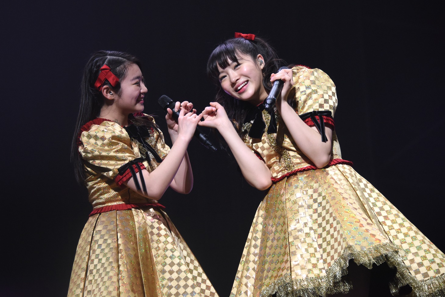 小指をつなぐ柏木ひなた（左）と中山莉子（右）。