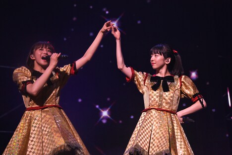 “エビ中のイマドキ革命ガール”星名美怜（左）と“エビ中のハイテンションガール”真山りか（右）。