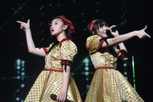 ポーズを決める小林歌穂（左）と安本彩花（右）。