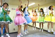 本番直前、7人での最後のステージに向けて気合いを入れるエビ中。