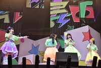 涙で話せなくなった柏木ひなたの周りをぐるぐる回る廣田あいかに対し、「こういうところがかわいいんですよ」と真山りか（左端）。