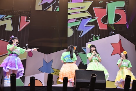 涙で話せなくなった柏木ひなたの周りをぐるぐる回る廣田あいかに対し、「こういうところがかわいいんですよ」と真山りか（左端）。