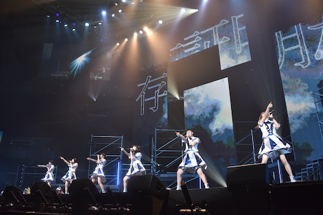 新曲「響」を初披露する私立恵比寿中学。