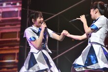 手をつなぐ安本彩花（左）と真山りか（右）。