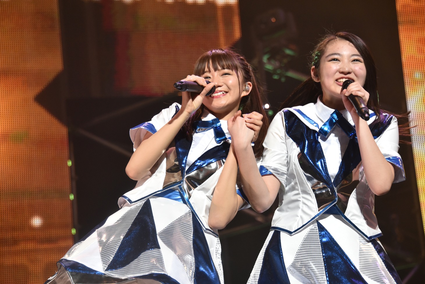 手をつなぐ星名美怜（左）と柏木ひなた（右）。