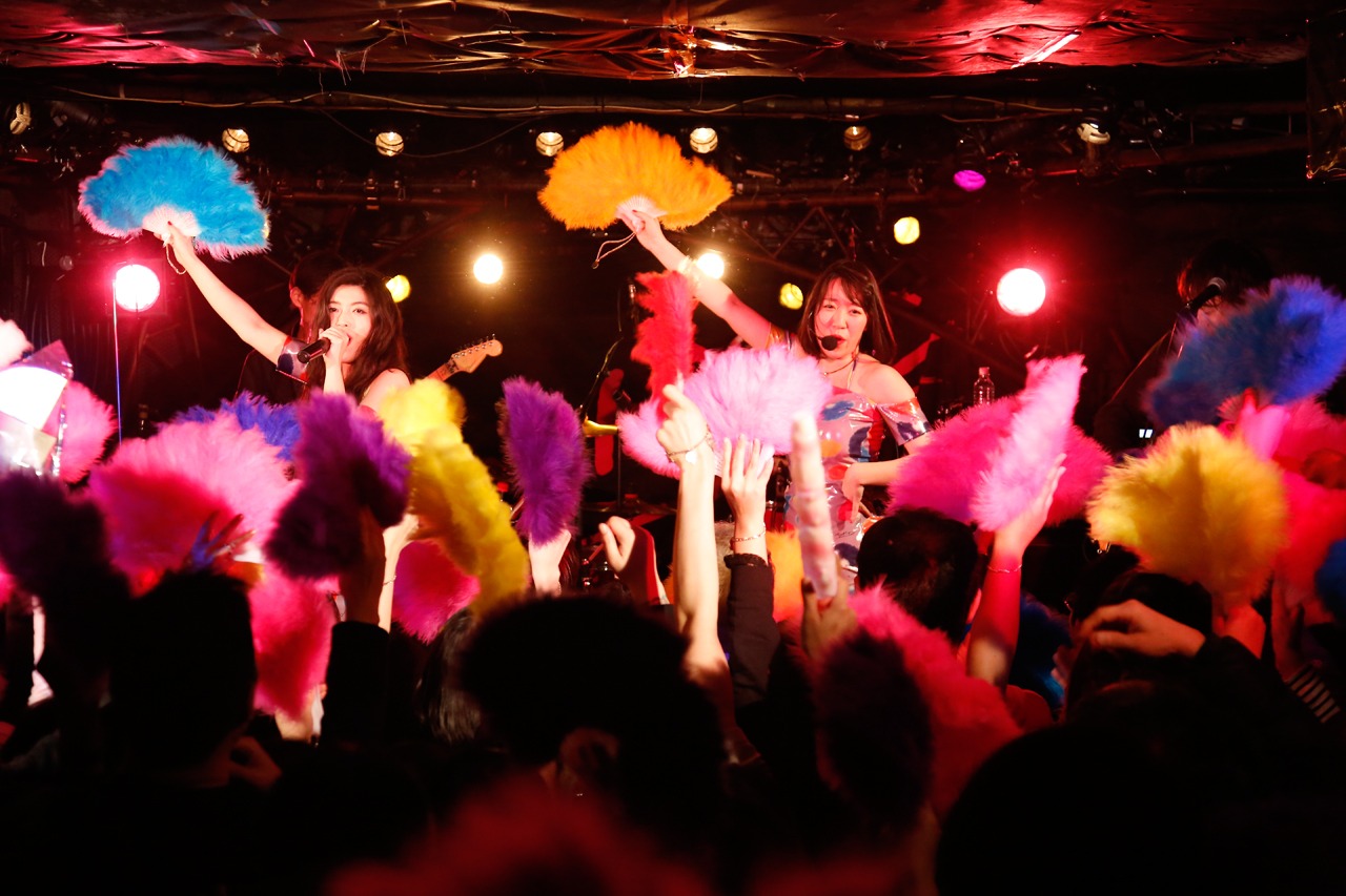 「ベッド・イン TOUR 2018 祝！“TOKYO”発射記念ツアー ～サクセス・ストーリーは突然に…～」東京・下北沢SHELTER公演の様子。（撮影：ほりたよしか）