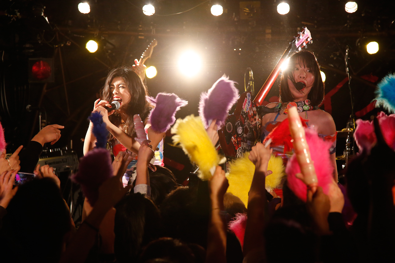 「ベッド・イン TOUR 2018 祝！“TOKYO”発射記念ツアー ～サクセス・ストーリーは突然に…～」東京・下北沢SHELTER公演の様子。（撮影：ほりたよしか）