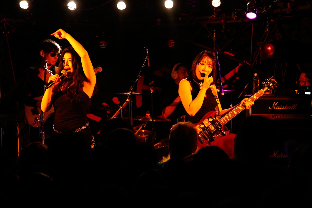 「ベッド・イン TOUR 2018 祝！“TOKYO”発射記念ツアー ～サクセス・ストーリーは突然に…～」東京・下北沢SHELTER公演の様子。（撮影：ほりたよしか）