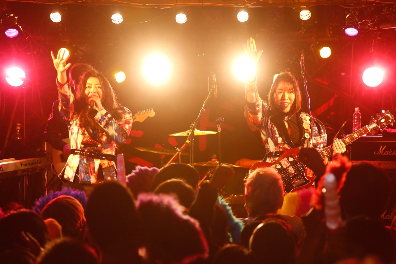 「ベッド・イン TOUR 2018 祝！“TOKYO”発射記念ツアー ～サクセス・ストーリーは突然に…～」東京・下北沢SHELTER公演の様子。（撮影：ほりたよしか）