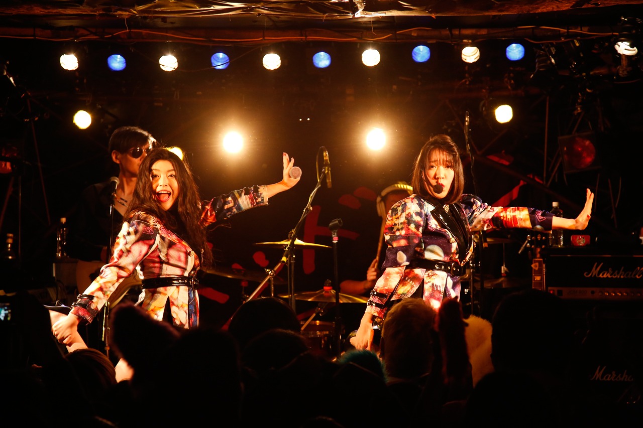 「ベッド・イン TOUR 2018 祝！“TOKYO”発射記念ツアー ～サクセス・ストーリーは突然に…～」東京・下北沢SHELTER公演の様子。（撮影：ほりたよしか）