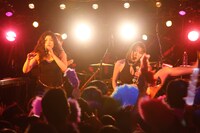 「ベッド・イン TOUR 2018 祝！“TOKYO”発射記念ツアー ～サクセス・ストーリーは突然に…～」東京・下北沢SHELTER公演の様子。（撮影：ほりたよしか）