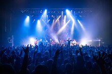 「お正月だし、ヒスパニ5周年だし、ツアーファイナルだし、なんかいろいろおめでたいフェスタ 2018」の様子。（撮影：ヤオタケシ）