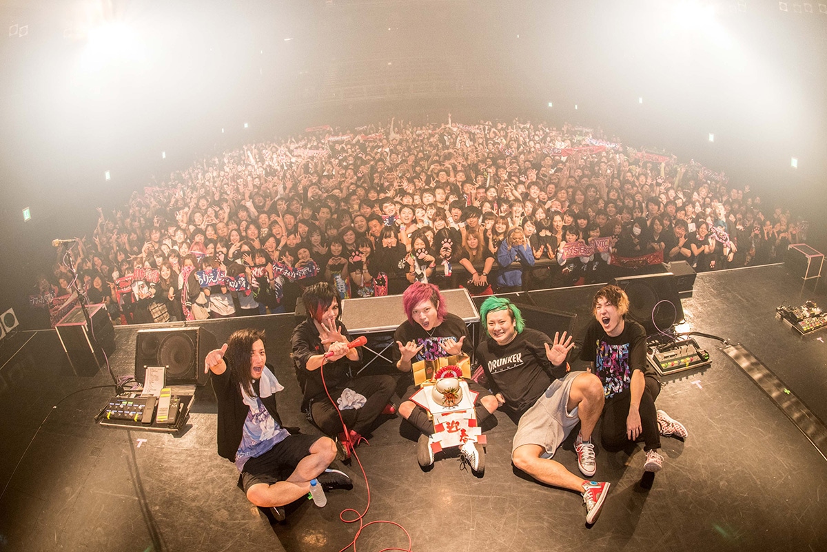 「お正月だし、ヒスパニ5周年だし、ツアーファイナルだし、なんかいろいろおめでたいフェスタ 2018」の様子。（撮影：ヤオタケシ）