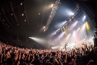 「お正月だし、ヒスパニ5周年だし、ツアーファイナルだし、なんかいろいろおめでたいフェスタ 2018」の様子。（撮影：ヤオタケシ）