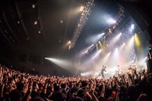 「お正月だし、ヒスパニ5周年だし、ツアーファイナルだし、なんかいろいろおめでたいフェスタ 2018」の様子。（撮影：ヤオタケシ）