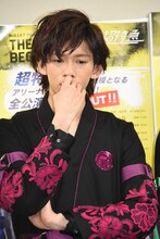 報道陣に「犬にちなんだ年男の意気込みを」と聞かれ、真剣に悩むリョウガ。