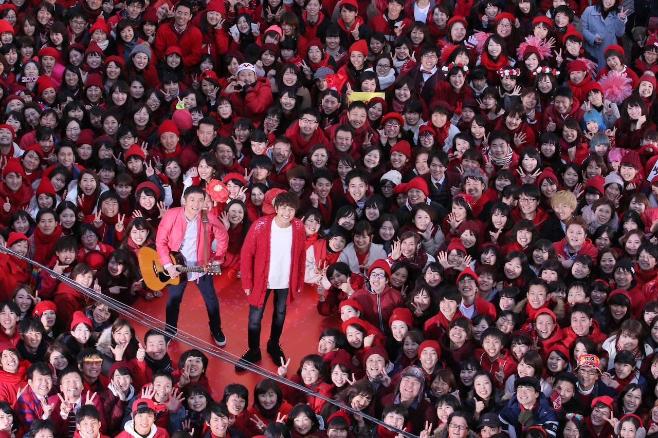 ゆず、思い出の伊勢佐木町で新メンバー2018名と20年ぶりMV撮影