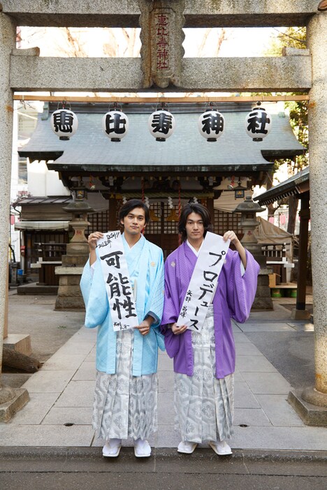 北村匠海（右）と矢部昌暉（左）。