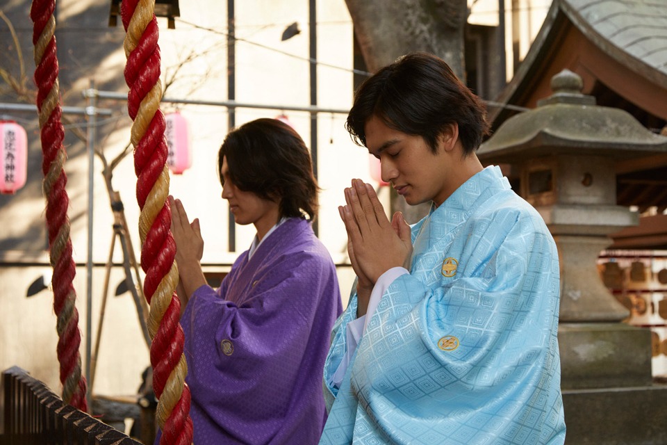 参詣する矢部昌暉（左）、北村匠海（右）。