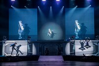 トランポリンに挑戦する超特急。