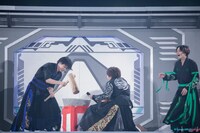 餅つきをする超特急。