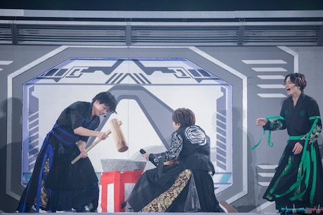 餅つきをする超特急。