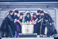 鏡開きでライブの幕を開ける超特急。