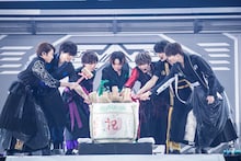 鏡開きでライブの幕を開ける超特急。