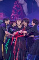 ユーキ（中央）にしがみつく超特急。