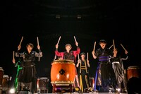 和太鼓パフォーマンスのワンシーン。