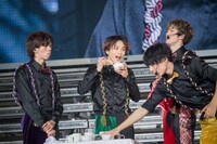 ライブ中にお餅を食べる超特急。